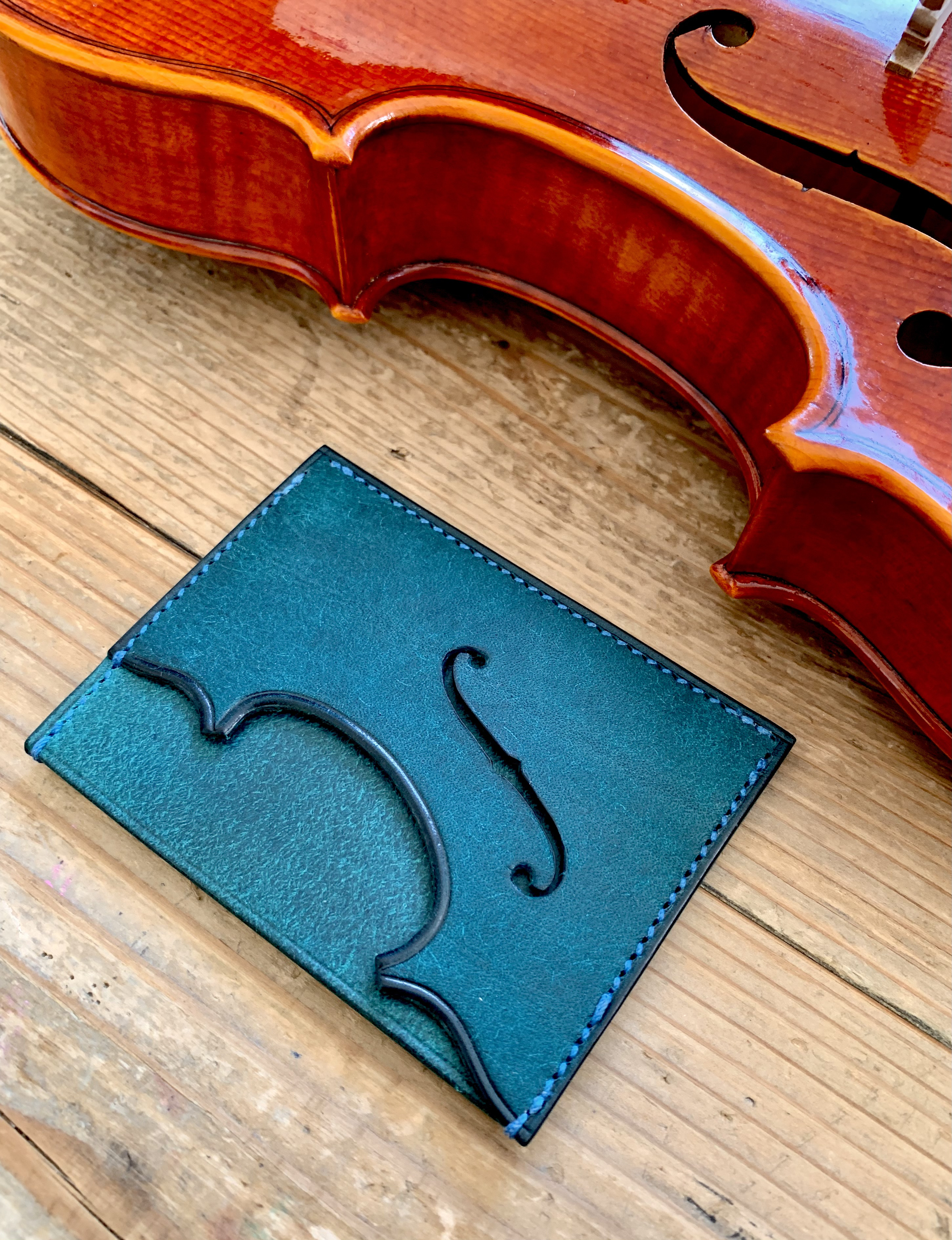 手縫いで創った革のパスケース『Ivers Reverso - Topolino 124』