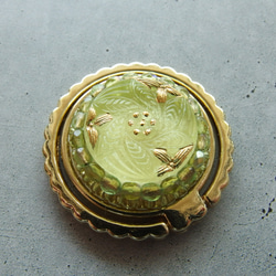 クレマチス　ウランガラス　ペリドットブロンズライン　チェコガラスボタンのスマホリング　一点限り 5枚目の画像