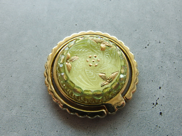 クレマチス　ウランガラス　ペリドットブロンズライン　チェコガラスボタンのスマホリング　一点限り 5枚目の画像