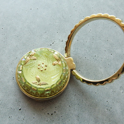 クレマチス　ウランガラス　ペリドットブロンズライン　チェコガラスボタンのスマホリング　一点限り 2枚目の画像