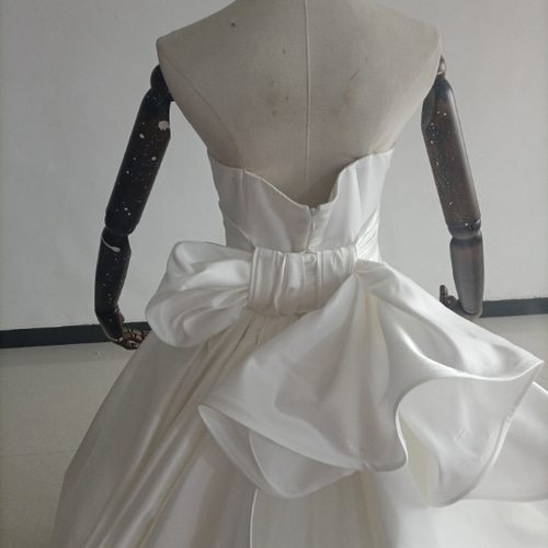 豪華！オフホワイト ドレス Aライン ベアトップ サッシュベルト 華やか  