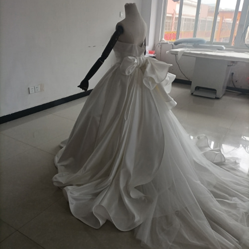 豪華！オフホワイト ドレス Aライン ベアトップ サッシュベルト 華やか  