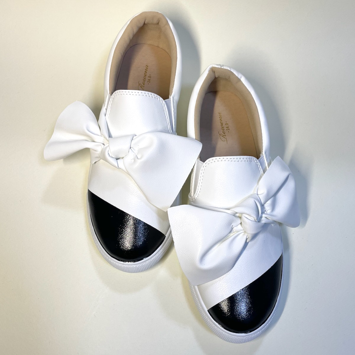 ◆24.5cm・500円引きSALE◆ 大きなリボンのスニーカースリッポン [スムースホワイト x エナメルブラック]