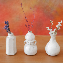 【小さな 花瓶 3点セット藍白色】 陶器 小さい ミニチュア おしゃれ ホワイト 高さ4.5㎝ 一輪挿し 花飾り 贈り物 1枚目の画像