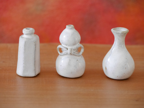【小さな 花瓶 3点セット藍白色】 陶器 小さい ミニチュア おしゃれ ホワイト 高さ4.5㎝ 一輪挿し 花飾り 贈り物 2枚目の画像