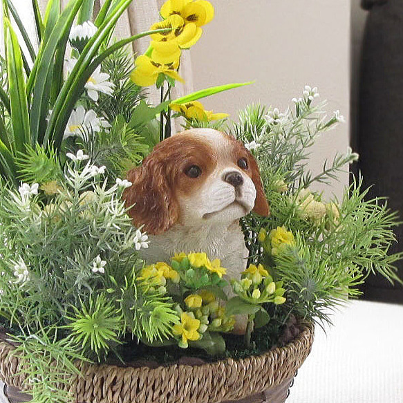 子犬のキャバリアと春のお花入りガーデンアレンジ　　造花　母の日　ギフト　cma019 4枚目の画像