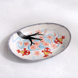 桜と金魚絵のオーバルプレート（レッド） 1枚目の画像