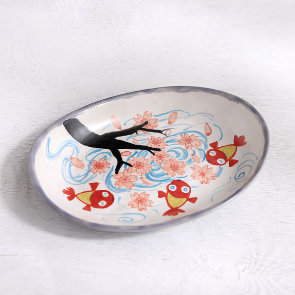 桜と金魚絵のオーバルプレート（レッド） 1枚目の画像