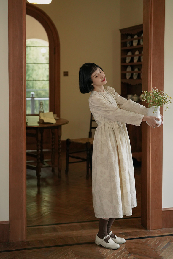 米白原色 法式復古暗紋提花亞麻棉洋裝 高腰長款茶歇連身裙 第9張的照片