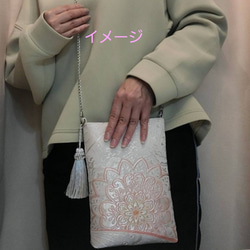 桜模様、シルク着物帯のスマホポーチ、ショルダーバッグ 5枚目の画像