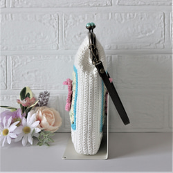 手編みコットンレースニットのお花のモチーフが可愛い、がま口のスマホポシェット（縦型・ホワイト） 4枚目の画像