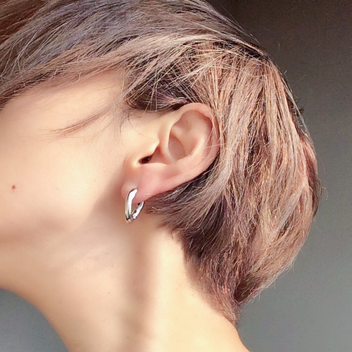ジルコニウムミニフープピアス シルバー×クリスタル AUSTRAL ジルコニアミニフープピアス | 金属アレルギーに悩む女性向け