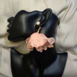 淡水パール（AAAランク）とふわふわフリルの耳飾り　コーラルピンク 2枚目の画像