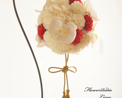 胡蝶蘭たっぷり和風ボールブーケ(赤&白）お着物に合わせてオーダー承り