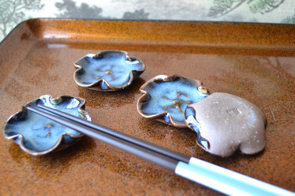 再入荷！】花びら万能醤油皿・箸置き4枚セット（コスモブルー）＊豆皿