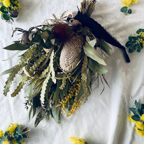 送料無料 春のミモザとクールなバンクシアにユーカリの実を束ねた  