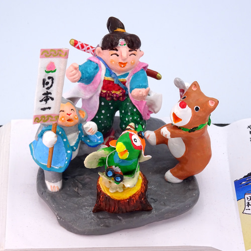 粘土人形 絵は隙間で描いて行きますが 石塑粘土人形を100体作ります。 26年の