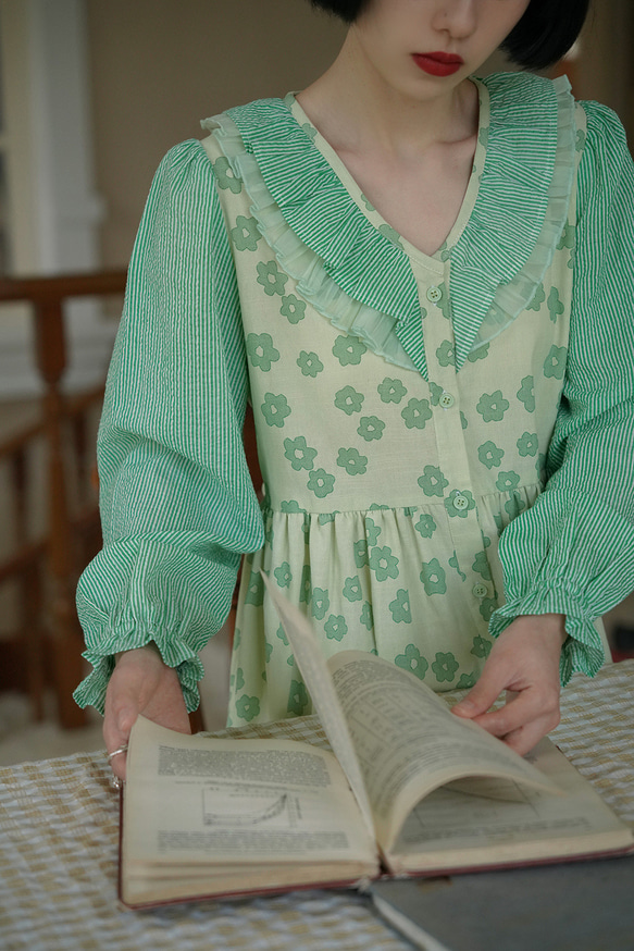 綠色花花 拼雙層木耳邊V領印花蘿莉洋裝 花邊領寬鬆燈籠袖連身裙 第12張的照片