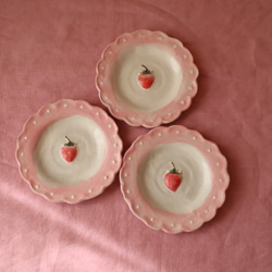 粉引きピンクドットフリルいちごのリム皿。 2枚目の画像
