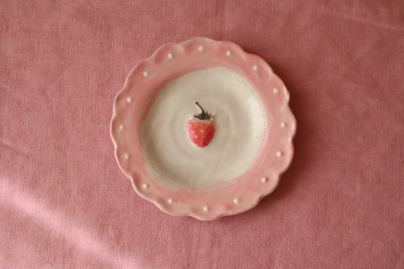 粉引きピンクドットフリルいちごのリム皿。 1枚目の画像