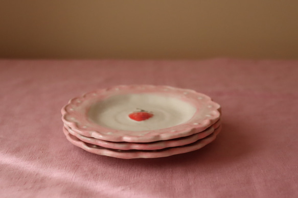 粉引きピンクドットフリルいちごのリム皿。 5枚目の画像