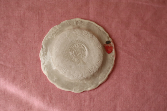 粉引きピンクドットフリルいちごのリム皿。 3枚目の画像