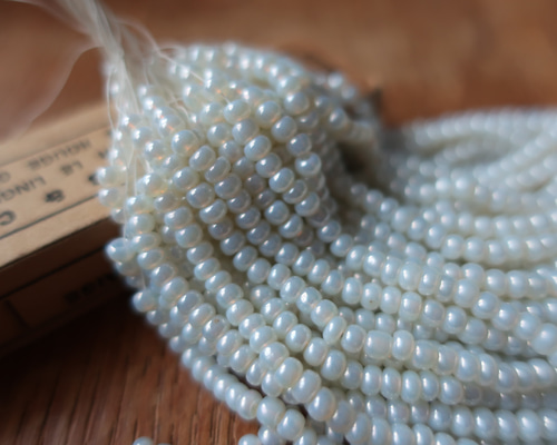 ヴィンテージガラスビーズ パールビーズ 乳白色 オパールガラス 1連