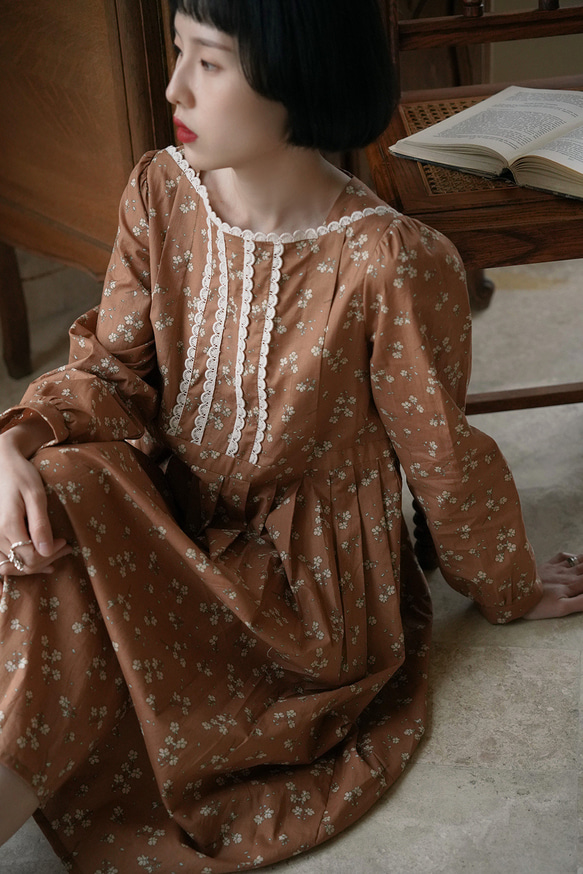 棕色花花 棉質親膚一字花邊拼接小方領洋裝 褶皺風琴日系連身裙 第1張的照片