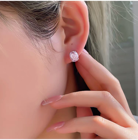 一粒 オーバル ライトピンク シンプル 高炭素ダイヤモンド キラキラ ゴージャス 普段使い スタッドピアス かわいい 春 2枚目の画像