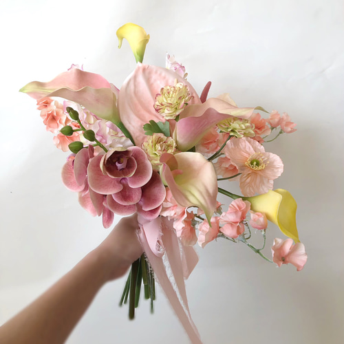胡蝶蘭とカラーのパステルカラー ウェディングブーケ ブーケ Riche