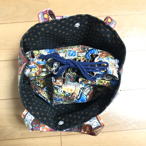 松竹梅子　あおりポケットの巾着バッグ 松竹梅子 あおりポケットの巾着バッグ 松竹梅子 あおりポケットの巾着