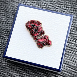 ビーズ刺繍のブローチ　-愛　LOVE- 5枚目の画像