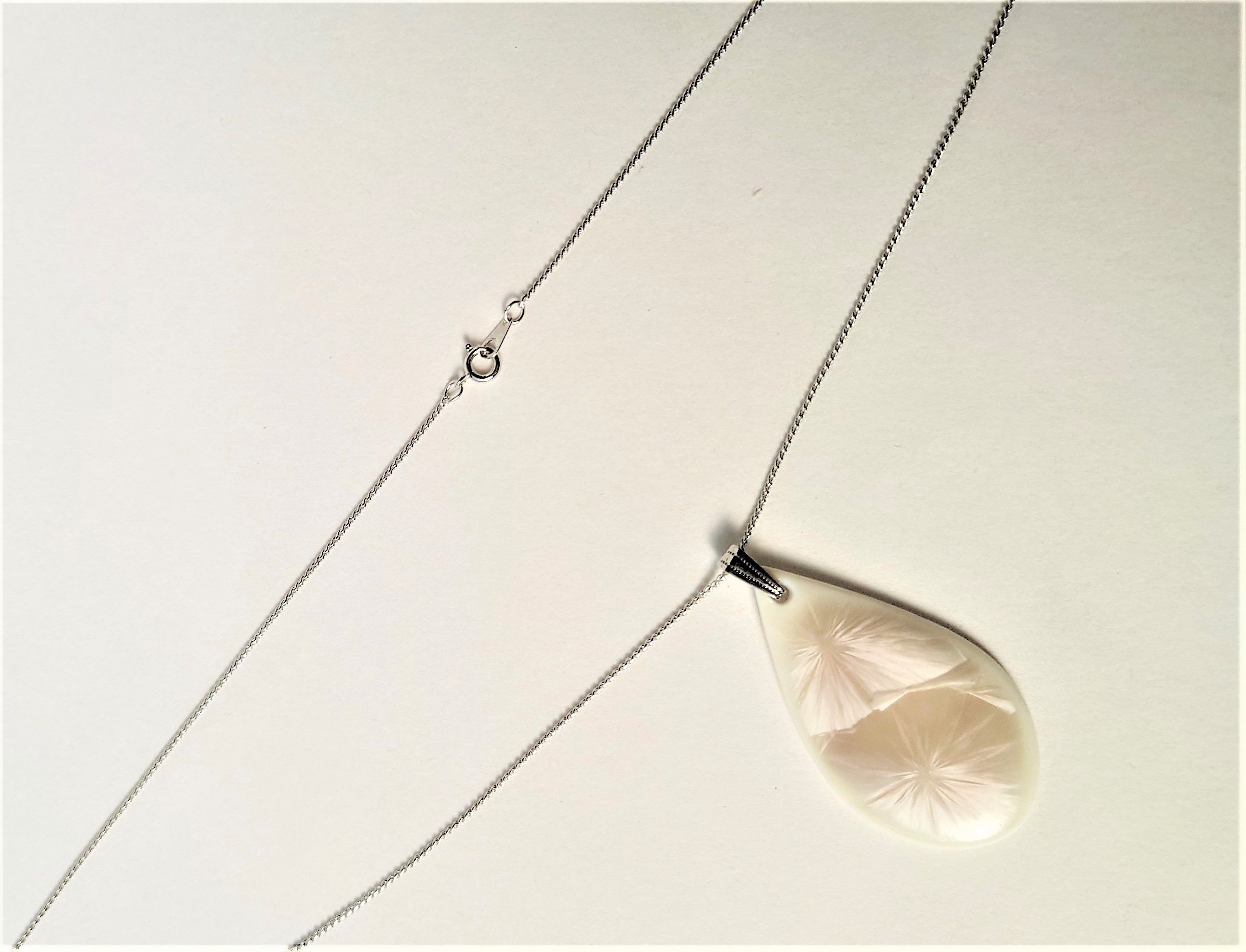 胸元に結晶の華が咲く。美しい京焼のアクセサリー”京かざり”　　花結晶・茶　ペンダント　磁器