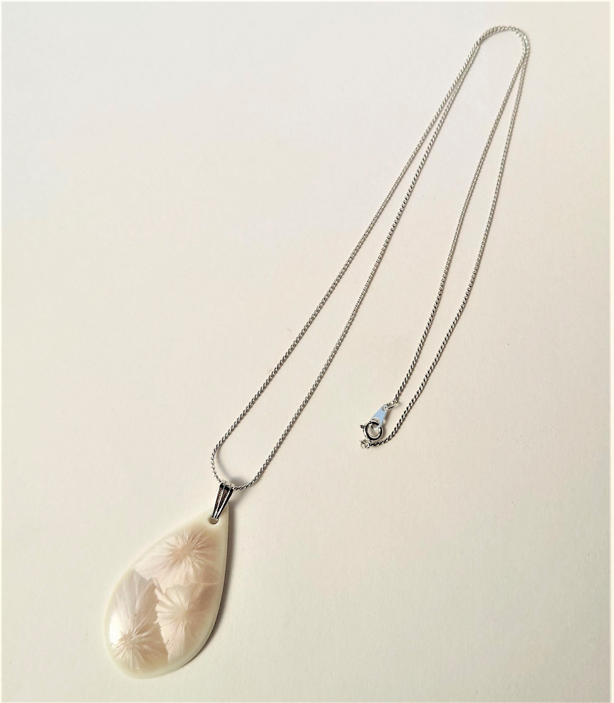 胸元に結晶の華が咲く。美しい京焼のアクセサリー”京かざり”　　花結晶・茶　ペンダント　磁器