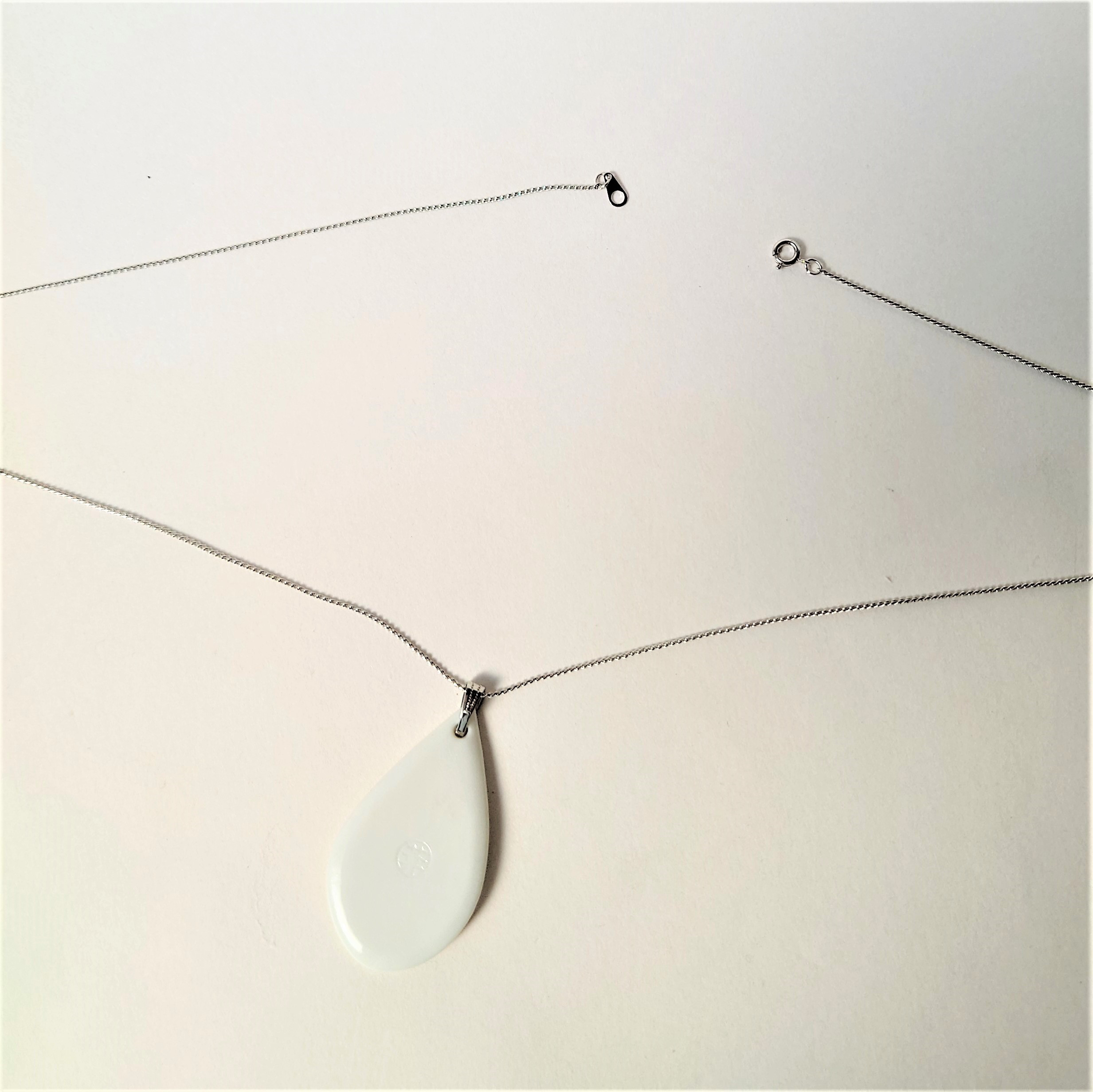 胸元に結晶の華が咲く。美しい京焼のアクセサリー”京かざり”　　花結晶・茶　ペンダント　磁器