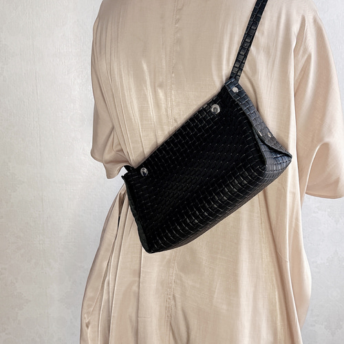 編み込み風 かご 本革 ブラック サコッシュ ボディバッグ ウエスト  