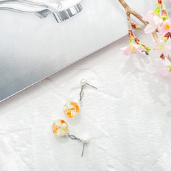ホワイトフラワーと花びらを浮かべて　ガラスドームピアス/イヤリング 4枚目の画像