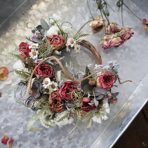 送料無料】Creema限定ピンクのミニバラ春のクレセントリース  