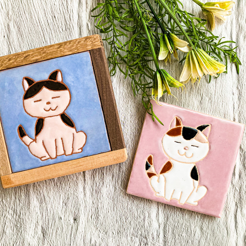 猫の絵、ものタイルに猫の絵を描いています。