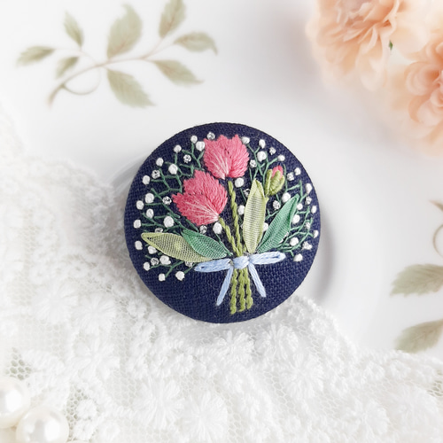かすみ草とチューリップのブーケ 刺繍ブローチ/刺繍ヘアゴ厶 花束刺繍