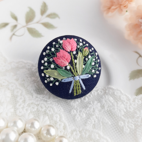 かすみ草とチューリップのブーケ 刺繍ブローチ/刺繍ヘアゴ厶 花束刺繍
