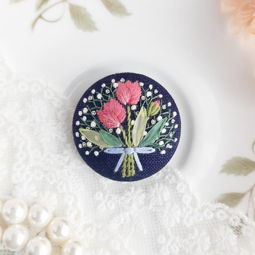 かすみ草とチューリップのブーケ 刺繍ブローチ/刺繍ヘアゴ厶 花束刺繍