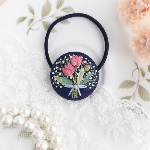 かすみ草とチューリップのブーケ 刺繍ブローチ/刺繍ヘアゴ厶 花束刺繍