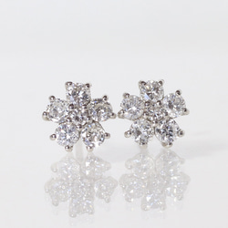 プラチナ900　フラワー　ダイヤモンドピアス　0.36ct　Pt900　花　flower　華　ファッション　アクセサリー 1枚目の画像