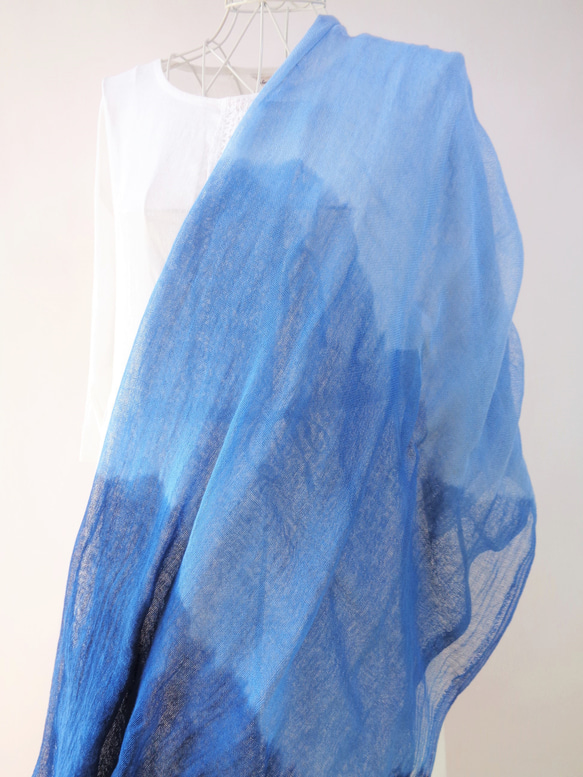 藍染め・ふんわり大判・蚊帳生地・コットン・グラデーション・ロングストール 8枚目の画像