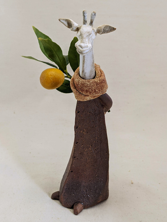 「後ろ手の麒麟」陶製　創作オブジェ 3枚目の画像