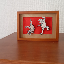 国宝 鳥獣戯画 兎と蛙の相撲 フレームスタンド＊オートクチュールビーズ刺繍 3枚目の画像