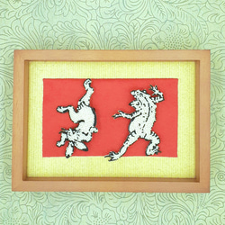 国宝 鳥獣戯画 兎と蛙の相撲 フレームスタンド＊オートクチュールビーズ刺繍 1枚目の画像