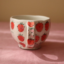 粉引き赤とピンクのイチゴの丸カップ 3枚目の画像
