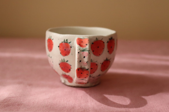 粉引き赤とピンクのイチゴの丸カップ 3枚目の画像